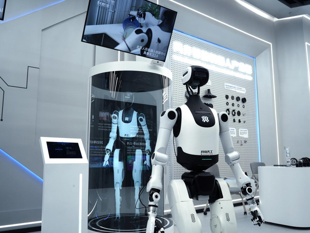 慧思開(kāi)物全局調(diào)度，北京人形推出全國(guó)首個(gè)全自主無(wú)人化導(dǎo)覽解決方案