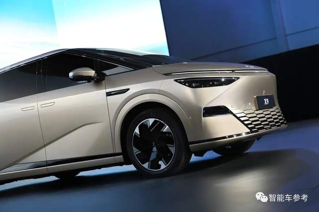 小鵬人形機器人首秀：能踢足球會玩平衡車，感知和汽車打通，何小鵬：能陪我打摜蛋