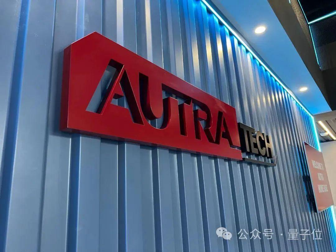 全球首款「脫手脫眼」智能重卡來了!