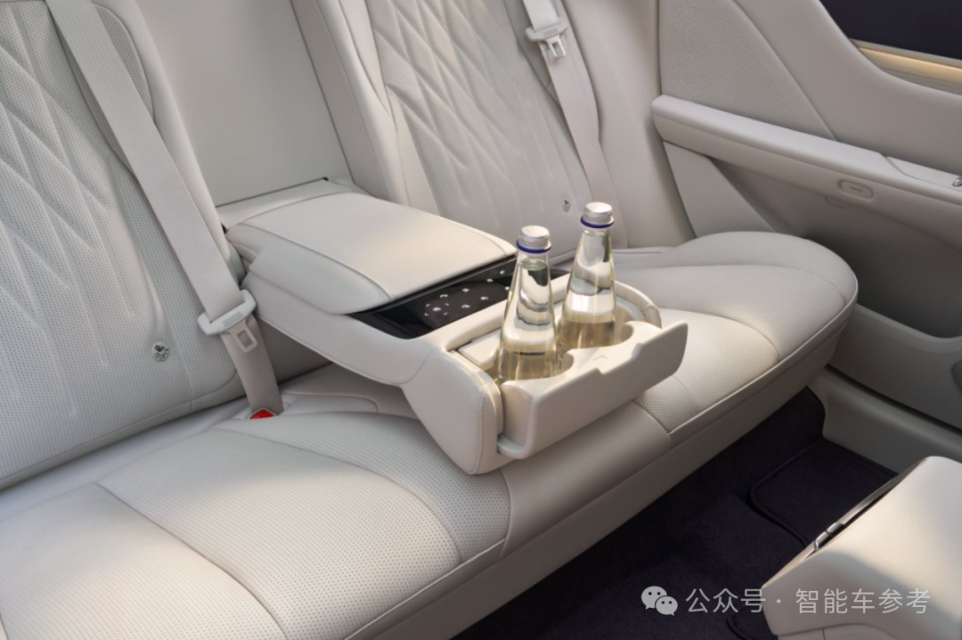 首款激光雷達合資混動轎車!全球首發Momenta R6飛輪大模型,首創不停車一鍵泊入