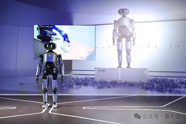 深圳人形機器人街邊溜達爆火海外！超自然步態大步流星十幾米，“成本10萬內、兩月后商用”