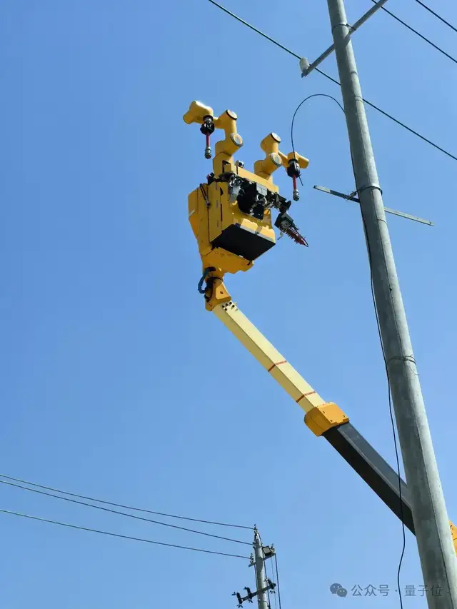 具身機器人征服1萬伏高壓線!-10℃嚴寒、13米高空全天候作業零事故