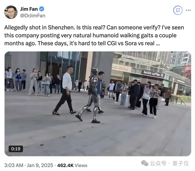 深圳人形機器人街邊溜達爆火海外！超自然步態大步流星十幾米，“成本10萬內、兩月后商用”