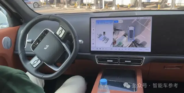 理想智駕王炸：車位到車位全程在線，還能自主過收閘機