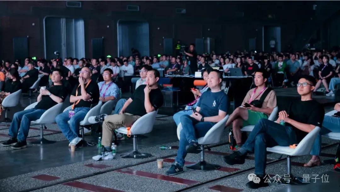 釘釘真勇!率先接入DeepSeek,阿里系第一個(gè)吃螃蟹