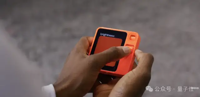 爆火Rabbit R1大翻車:被曝套殼安卓!質疑者IP已遭屏蔽