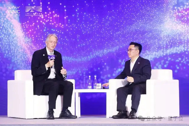 Hinton上海對話周伯文:多模態聊天機器人已經具有意識