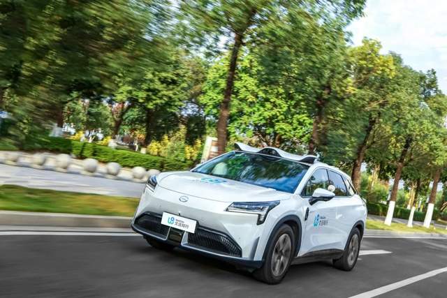 智駕獨角獸IPO：加冕全球通用自動駕駛第一股！市值406億，Robobus落地全球近30城