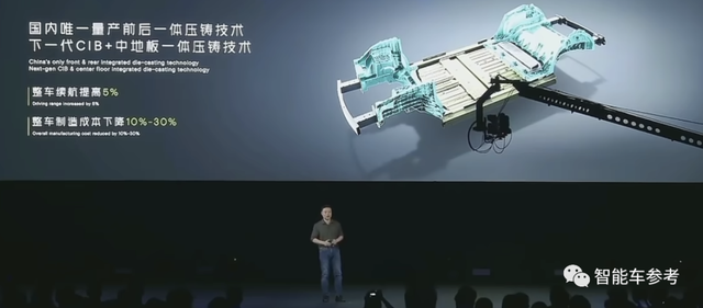 小鵬人形機器人首秀：能踢足球會玩平衡車，感知和汽車打通，何小鵬：能陪我打摜蛋