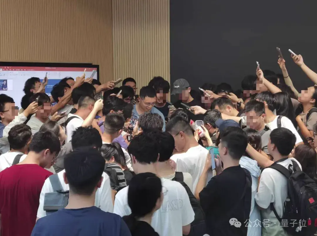 李沐重返母校,上交大秒變追星現場,大模型趨勢無保留分享