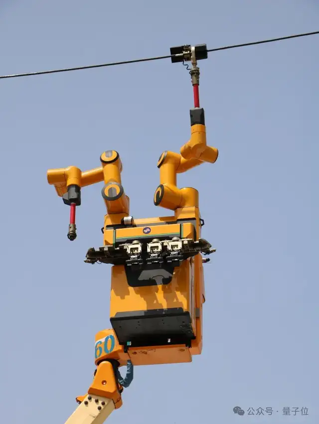 具身機器人征服1萬伏高壓線!-10℃嚴寒、13米高空全天候作業零事故