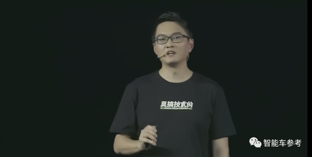 小鵬人形機器人首秀：能踢足球會玩平衡車，感知和汽車打通，何小鵬：能陪我打摜蛋