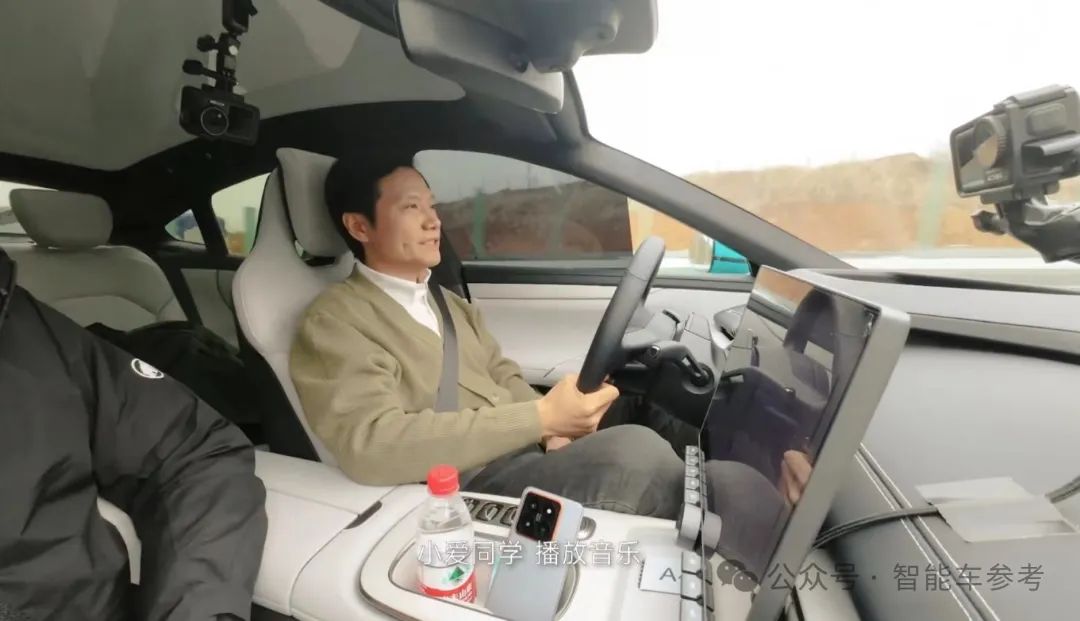 雷軍開著小米SU7去上海，1276公里充電兩次，全程智能駕駛