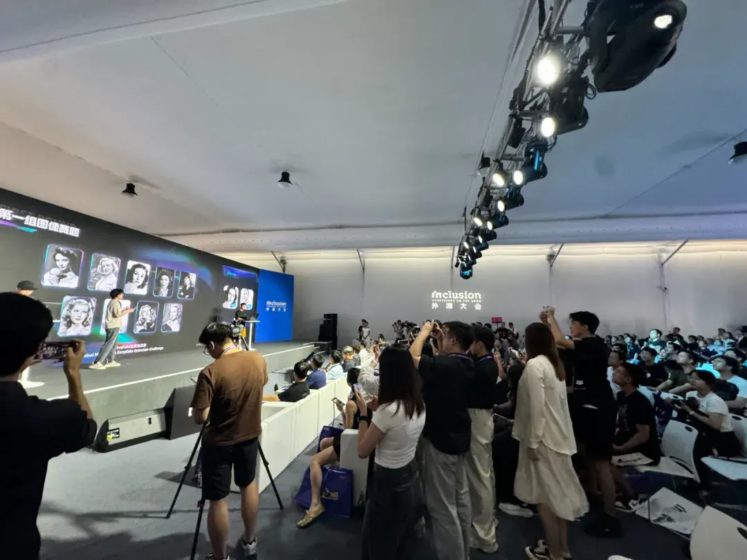 太火了！我在外灘大會玩Deepfake，想騙過機器人結果……