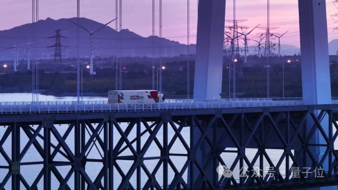 全球首款「脫手脫眼」智能重卡來了!