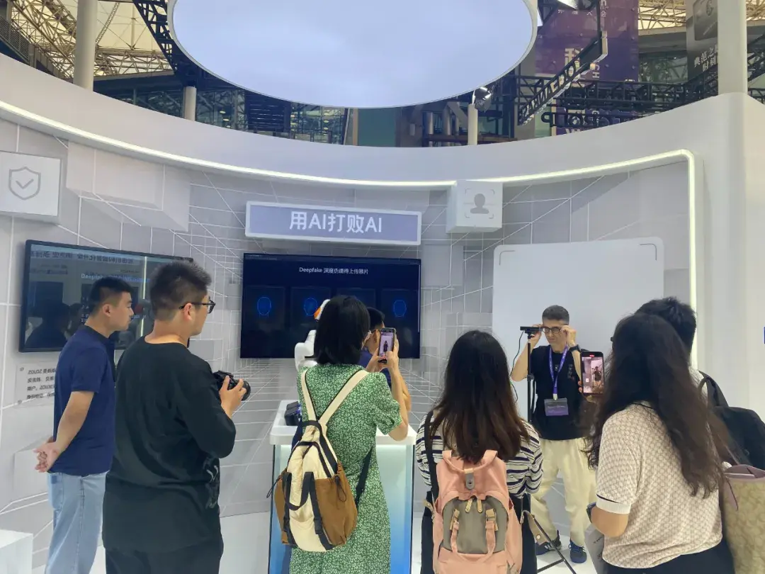 太火了！我在外灘大會玩Deepfake，想騙過機器人結果……