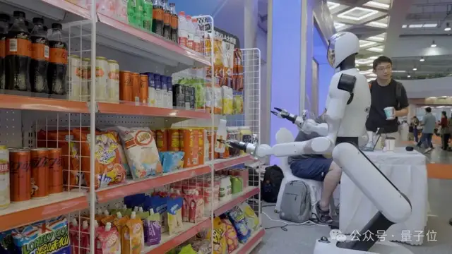 VLA進(jìn)化后降維打擊！雙手揀貨，漂移操作，還能批量化秀舞，太空艙直接開上街，被銀河通用卷到了