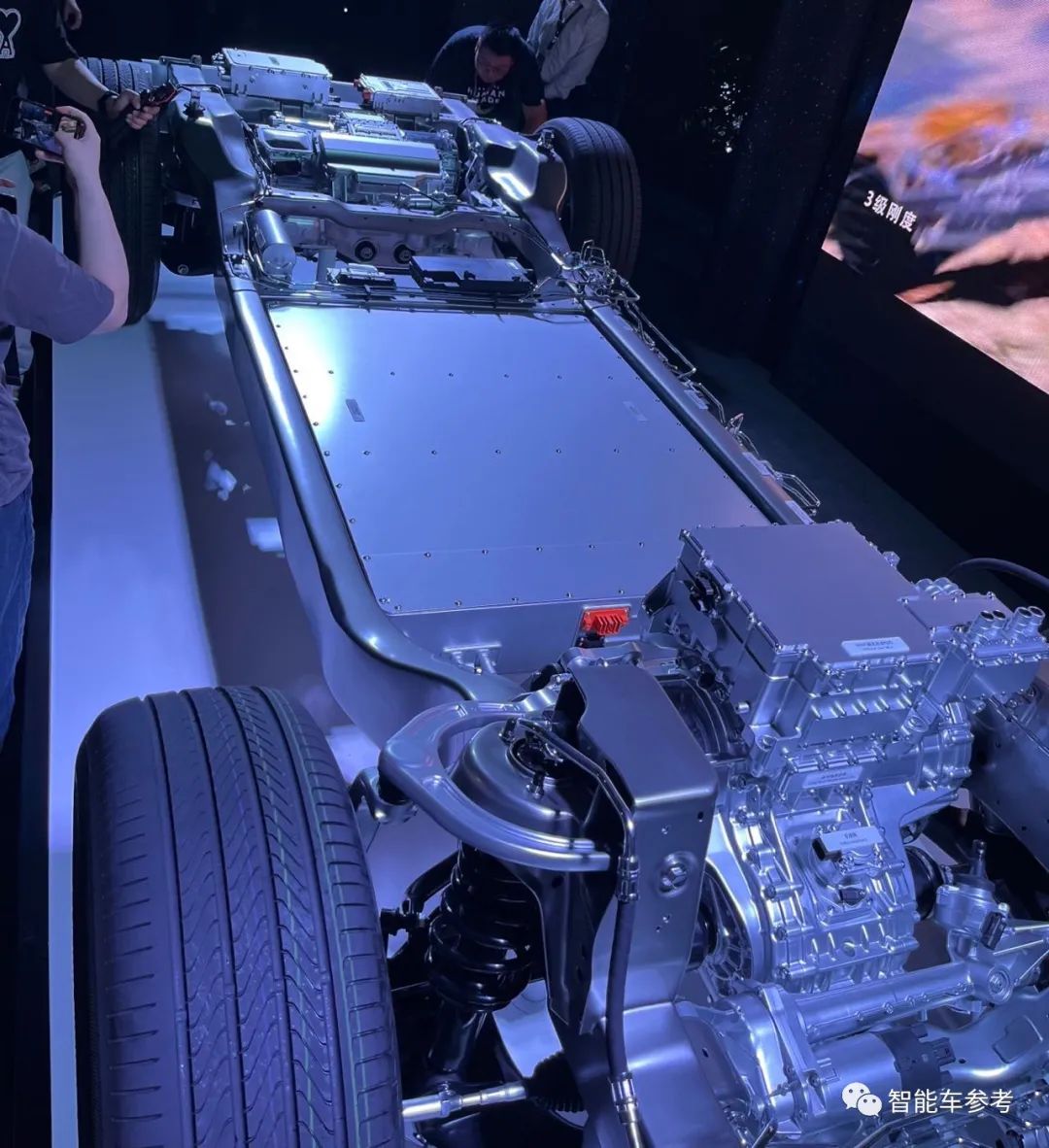 仰望U8智能堆滿:4nm芯片首上車,3激光雷達(dá)雙Orin,千匹動(dòng)力硬派越野109.8萬(wàn)開賣!