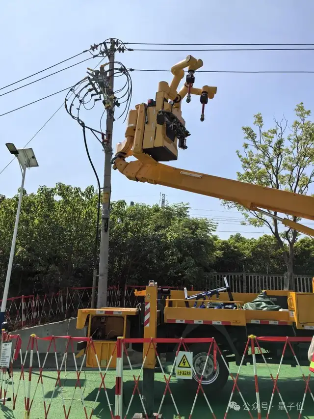 具身機器人征服1萬伏高壓線!-10℃嚴寒、13米高空全天候作業零事故