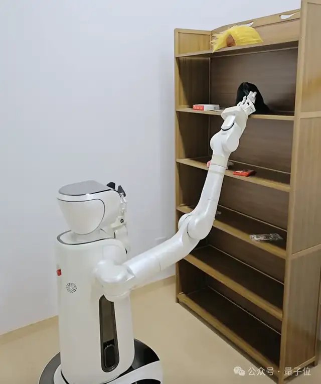 國產家庭機器人終于落地!連人帶床推你去上班,小五位數價格明年開賣