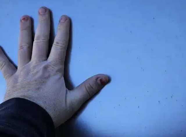 首批交付的賽博皮卡，已經開始生銹了