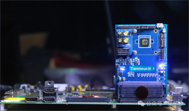 清華“天眸芯”登Nature封面！全球首款類腦互補視覺芯片，施路平團隊最新成果